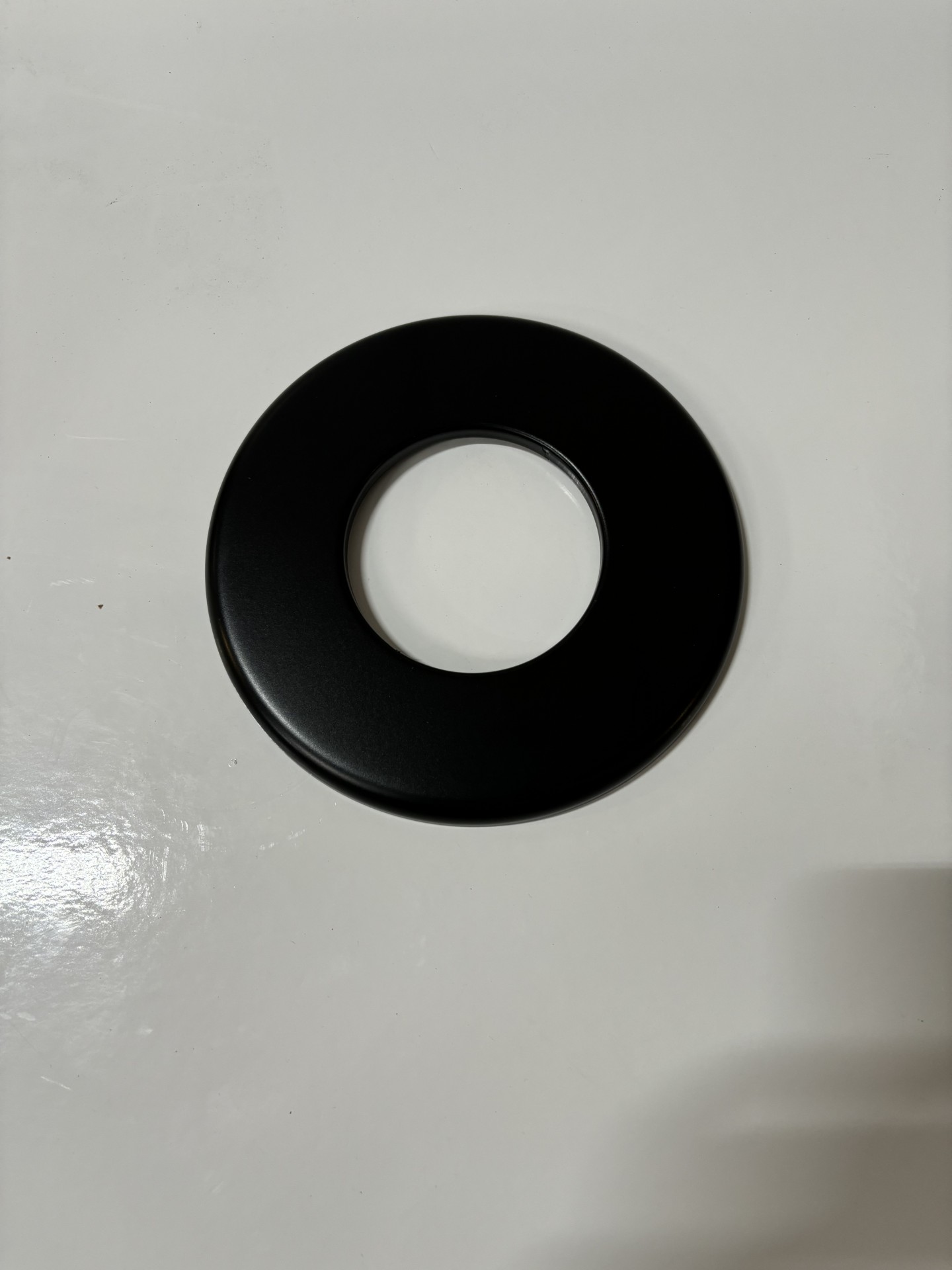 catalogue_produit/rosace_de_proprete_a_90_emaille_noir_diam_80_deko_pellets_542_1728998922.jpg