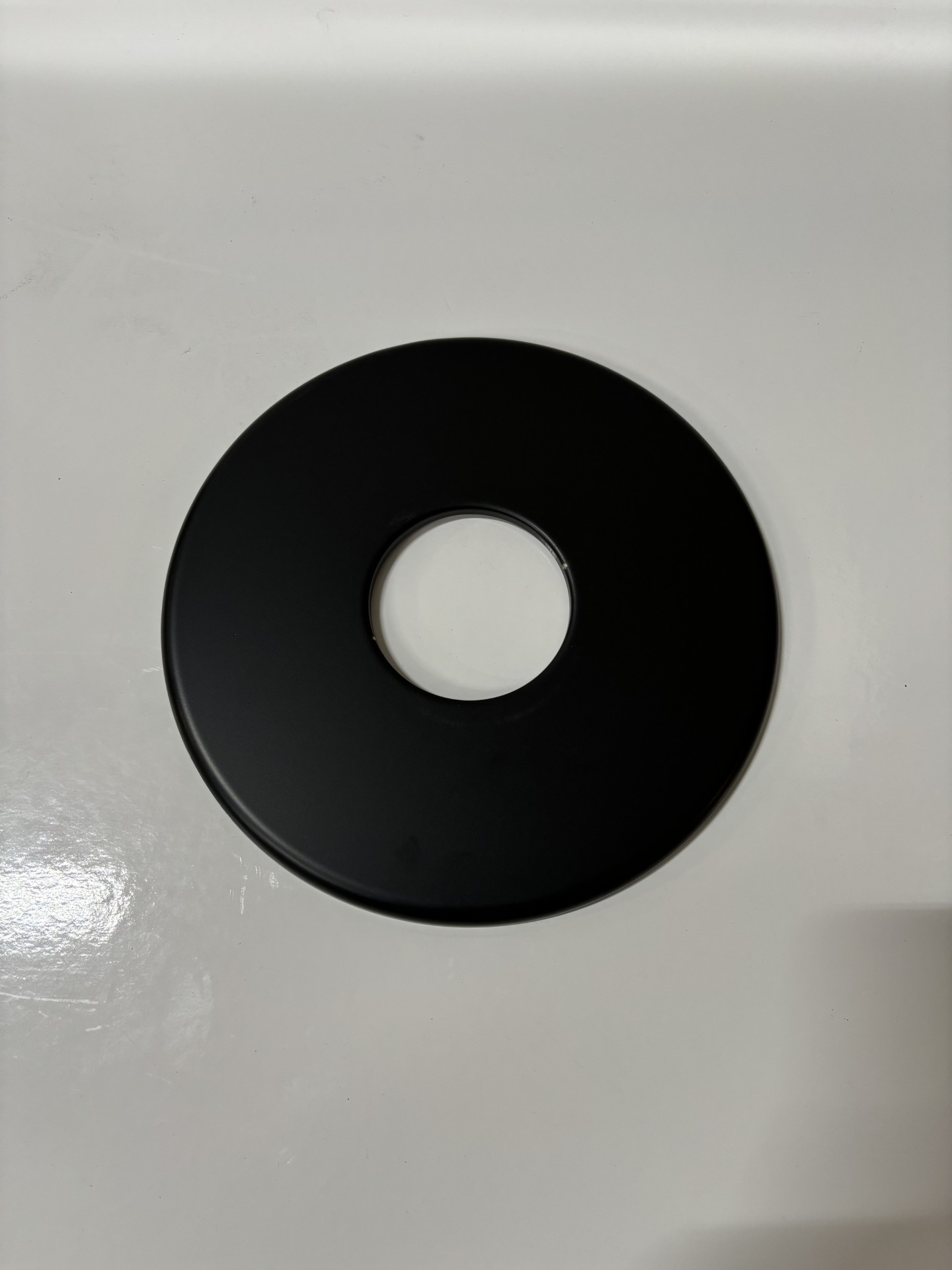 catalogue_produit/rosace_de_proprete_a_90_maxi_emaille_noir_diam_80_deko_pellets_543_1728999096.jpg